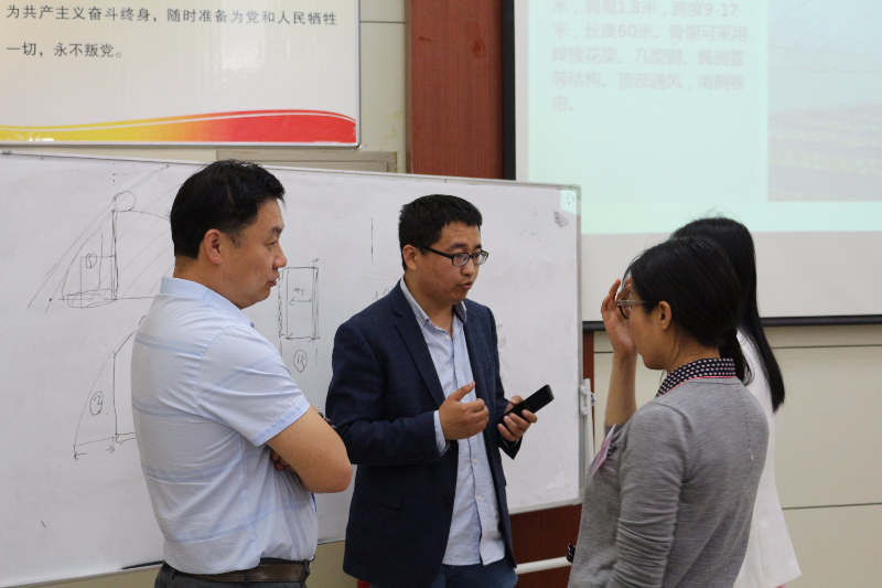 在課堂休息時(shí)，學(xué)員請(qǐng)教賈少華老師溫室的選擇與建造的知識(shí)